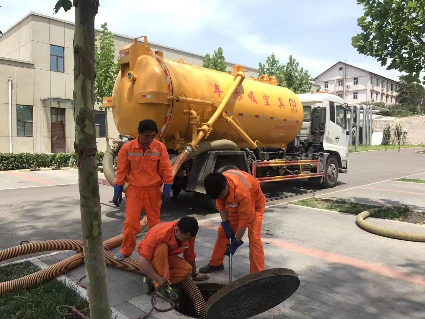 福山镇管道疏通车停在窨井附近