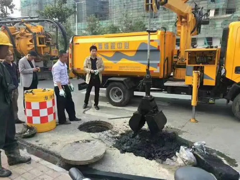 福山镇街道：网格员化身“清道夫”，为民解忧疏通“堵心”化粪池
