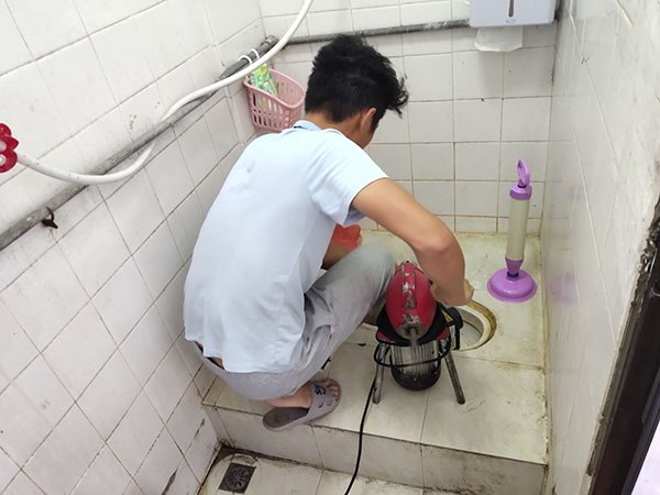 福山镇肥皂掉到马桶里把马桶堵住了怎么办？马桶堵住了怎么办